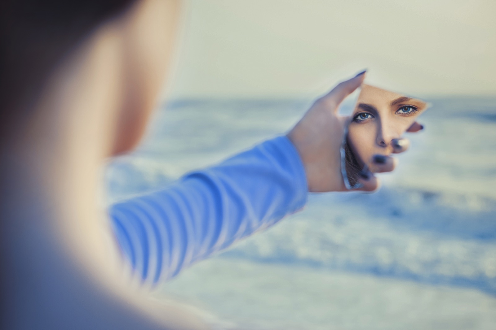 Femme qui se regarde dans un miroir